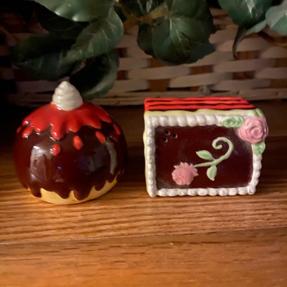 CUTE CUPCAKE AND CAKE SALT AND PEPPER SHAKERS - Picture 2 of 2